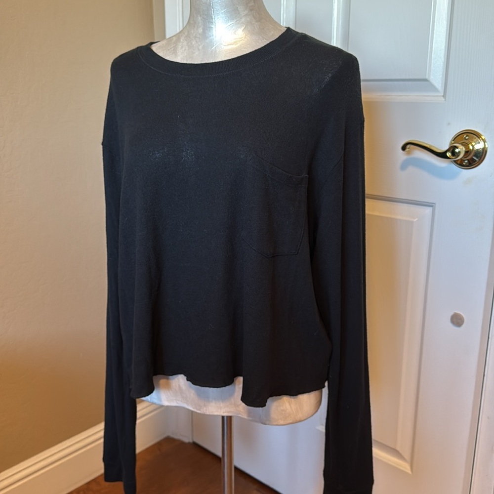 Wild fable Women’s Long Sleeve Cropped Tee With One Pocket Black size Large
